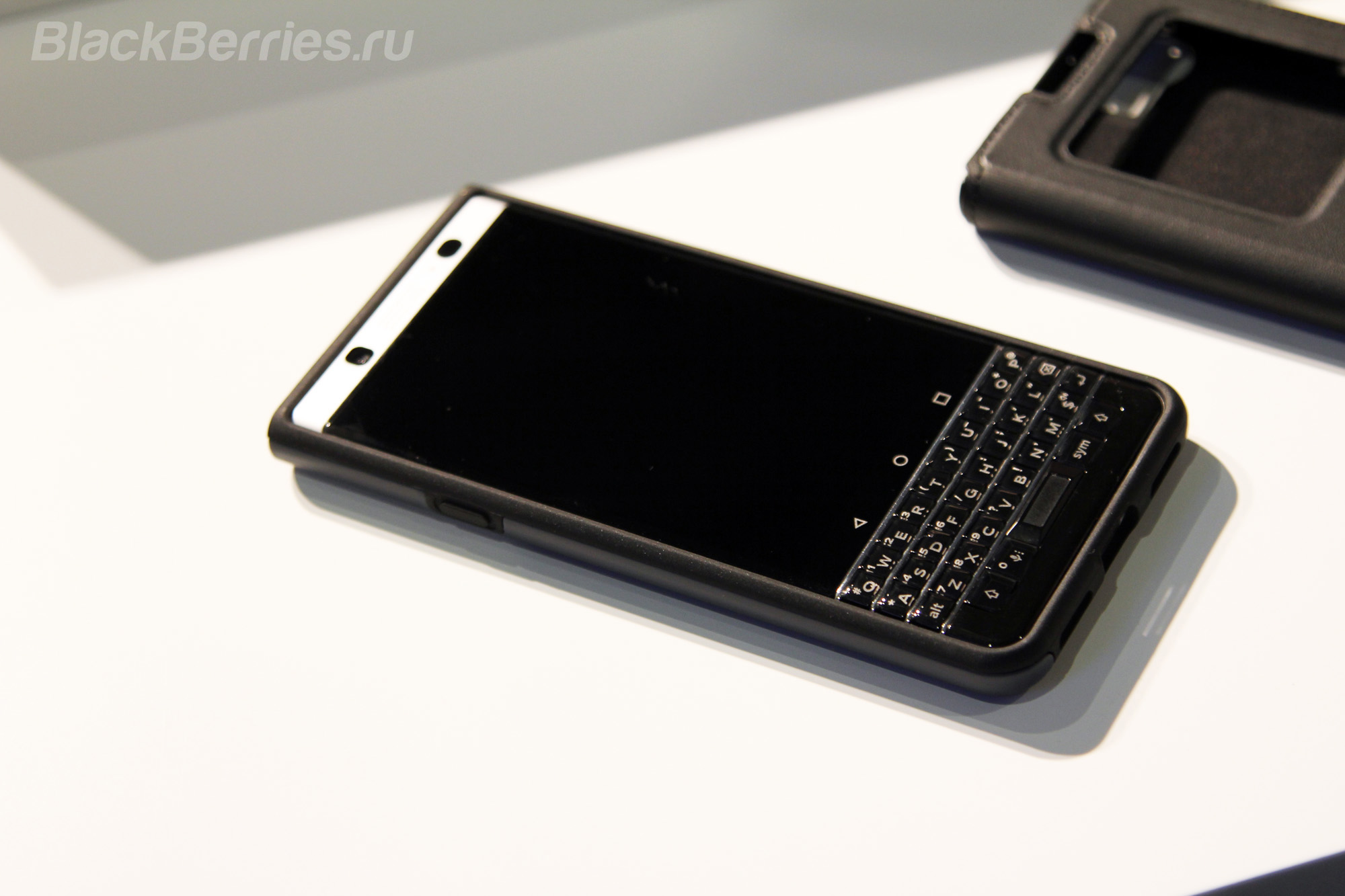 BlackBerry-KEYone-case-02